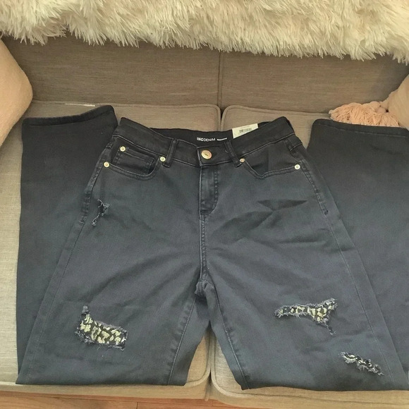 NWT INC Denim, Boyfriend Black with Gold Animal Print Appliqué Sz 4/27 - Picture 1 of 9